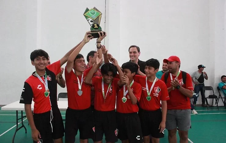 Premian a los campeones de la Liga Municipal Infantil y Juvenil de Fútbol "Xaman-Há"