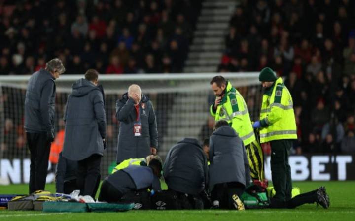 Jugador sufre complicación cardíaca durante partido de la Premier League