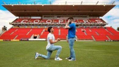 El jugador australiano de fútbol Josh Cavallo le pide matrimonio a su novio en el estadio