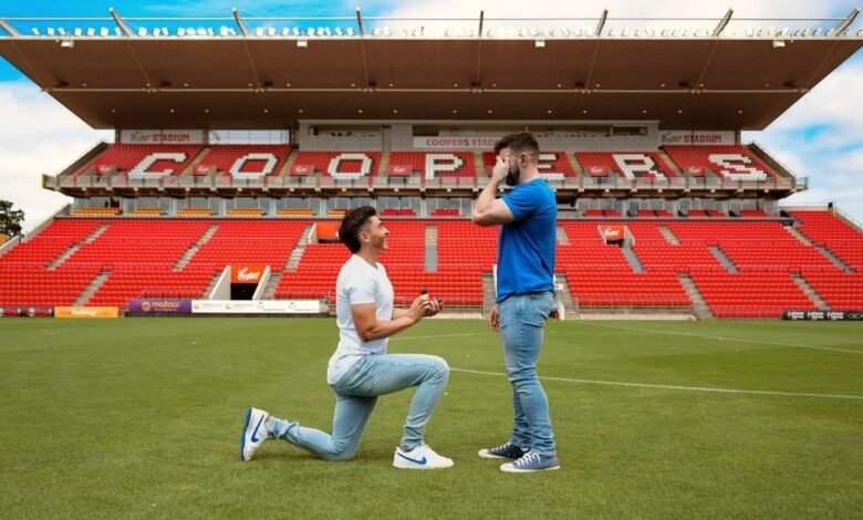 El jugador australiano de fútbol Josh Cavallo le pide matrimonio a su novio en el estadio
