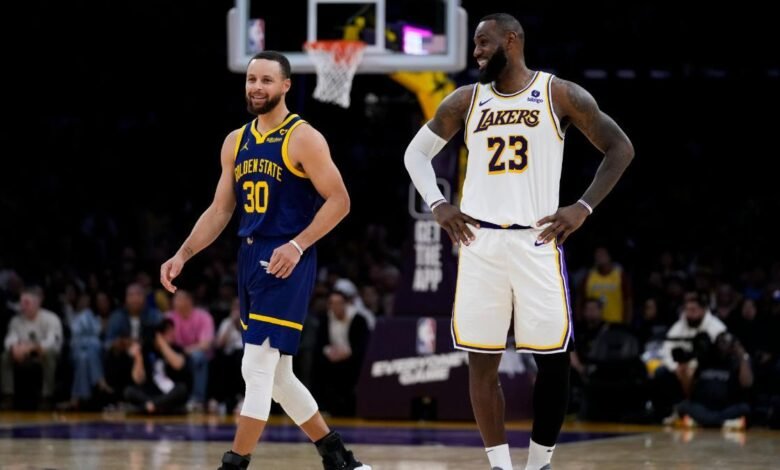 Stephen Curry y LeBron James, durante el partido de anoche