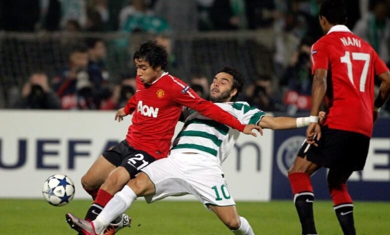 El jugador del Bursaspor Volkan Sen disputa la pelota con el jugador del Mánchester United