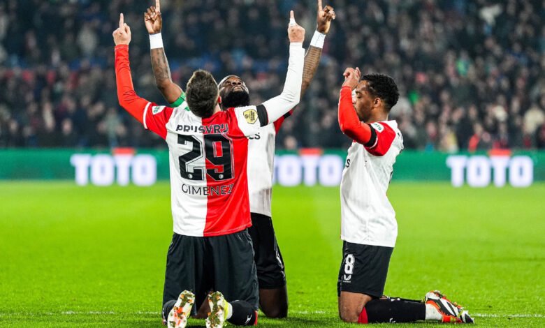 Santiago Giménez pide a Rodrigo Huescas en el Feyenoord
