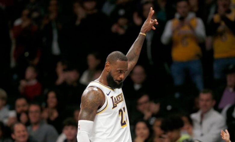 Lebron James celebra uno de sus nueve triples ante Brooklyn Nets