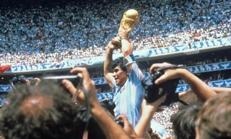 Maradona, con la Copa del Mundo de México 86