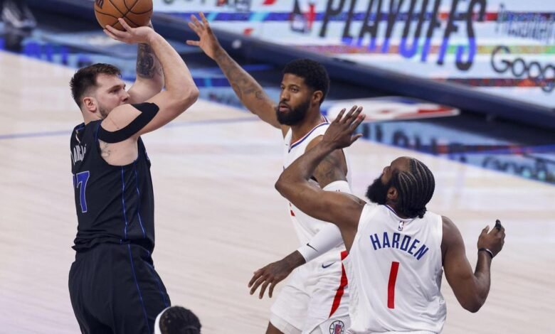 Doncic, en acción frente a Harden