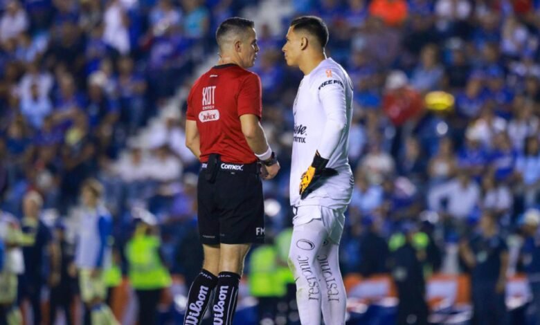 Salen a la luz los audios del VAR tras una probable falta sobre Henry Martín en el Cruz Azul vs América