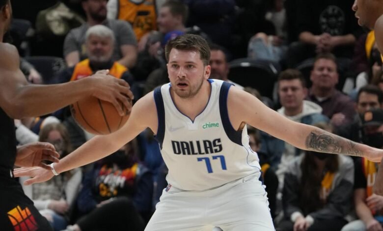 Luka Doncic celebra una canasta con Dallas.