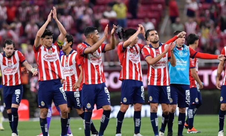 Las Chivas presentan su nuevo uniforme para el Apertura 2024