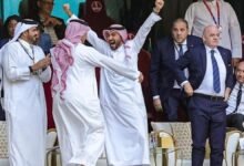 El príncipe bin Salman celebra un gol del Arabia Saudí junto a Gianni Infantino, presidente de la FIFA, en el Mundial de Qatar (1)