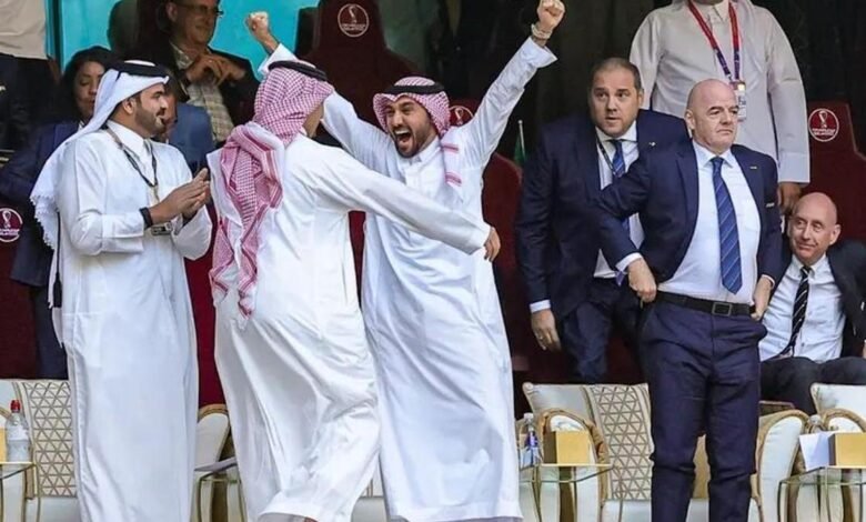 El príncipe bin Salman celebra un gol del Arabia Saudí junto a Gianni Infantino, presidente de la FIFA, en el Mundial de Qatar (1)