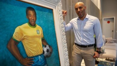 Edinho, hijo de 'O Rei' Pelé, junto a un retrato de su padre