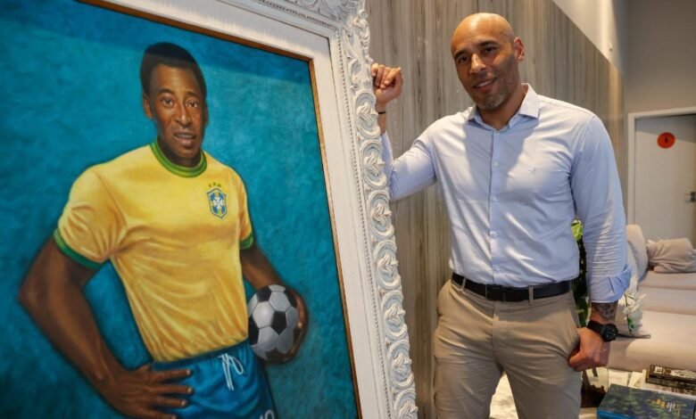 Edinho, hijo de 'O Rei' Pelé, junto a un retrato de su padre