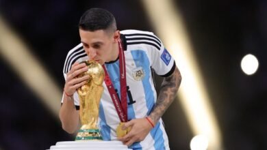 Angel Di María, con el trofeo del Mundial de Qatar