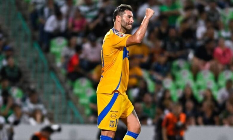 El emotivo discurso de Gignac a Fernando Tapia antes de su debut con Tigres