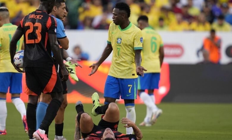 Vinicius Junior recibió una amarilla por un manotazo sobre James