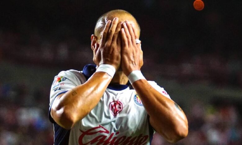 Javier Chicharito Hernández vio su gol anulado en el Xolos vs Chivas de la Liga MX