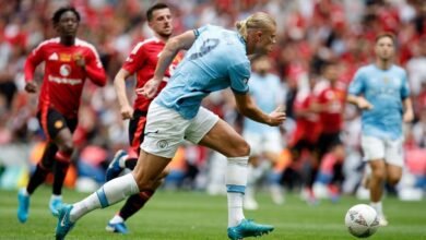 Haaland conduce el balón durante la final de la Community Shield