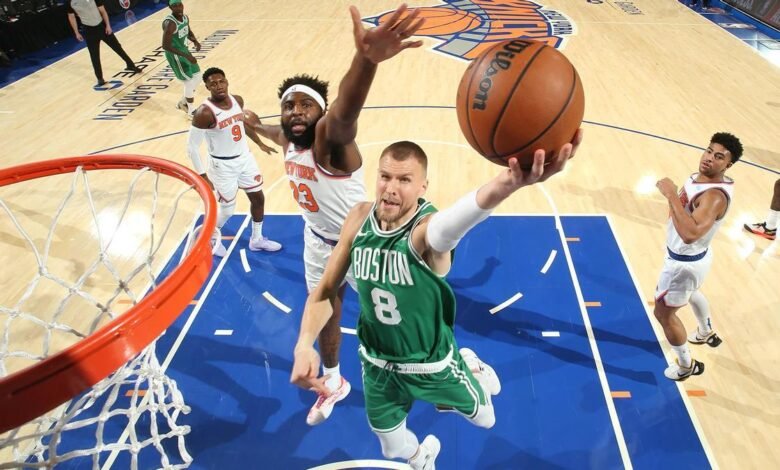 Porzingis penetra a canasta ante los Knicks, en un encuentro de la pasada temporada