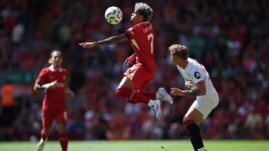 Luis Díaz controla el balón durante el amistoso de pretemporada entre Liverpool y Sevilla