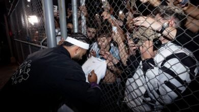 Depay firmando autógrafos a los aficionados