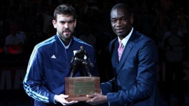 Dikembe Mutombo junto a Marc Gasol en 2013