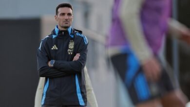 Lionel Scaloni observa un entrenamiento, en Buenos Aires