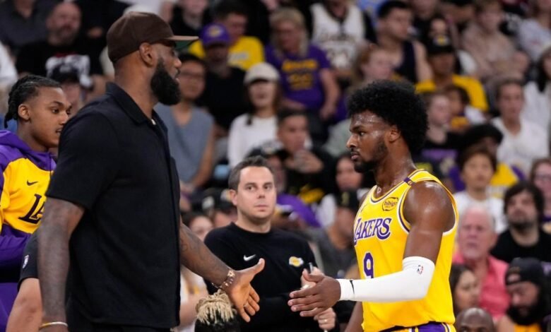 Bronny James se dirige al banquillo donde su padre, LeBron, descansa como inactivo en Lakers