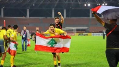 Daniel Giménez, a hombros de Khalil Khamis, un jugador del Al Ahed, equipo del Líbano con el que conquistó la segunda competición continental más importante de Asia.