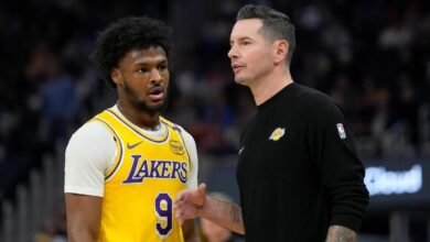 JJ Redick charla con Bronny Jr. durante el primer encuentro ante Minnesota