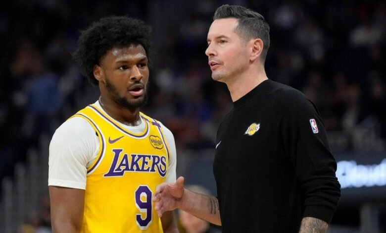 JJ Redick charla con Bronny Jr. durante el primer encuentro ante Minnesota