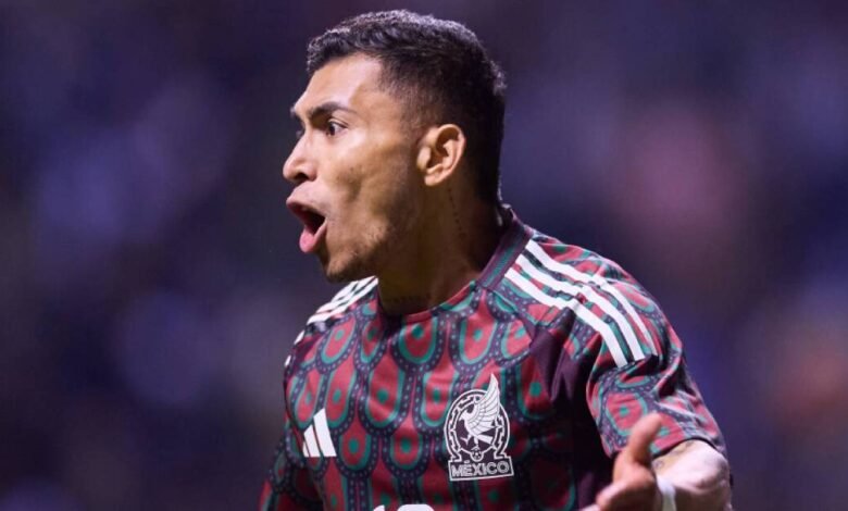 Orbelín Pineda autografió una playera del América durante un entrenamiento de la Selección Mexicana