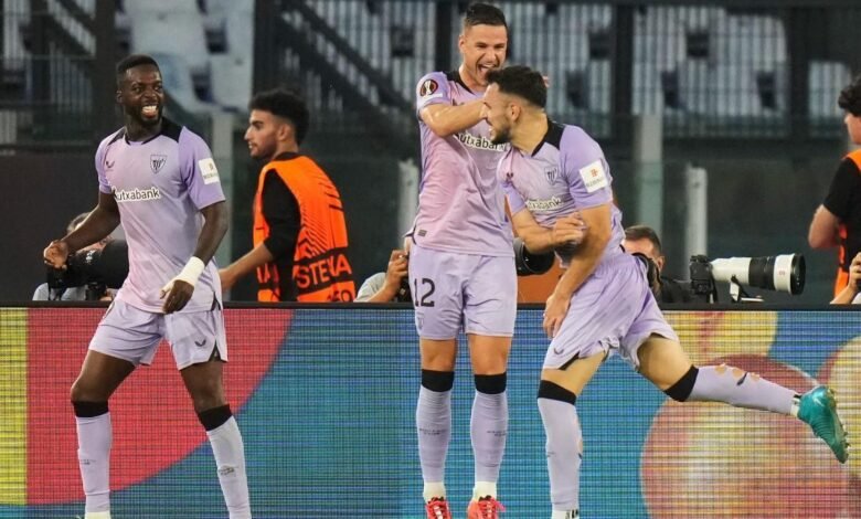 Los jugadores del Athletic Club celebran el empate ante la Roma en la jornada 1 de la Europa League