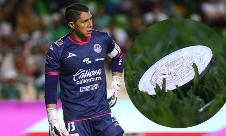 Afición lanza monedas en el León vs Mazatlán y agreden a Hugo González