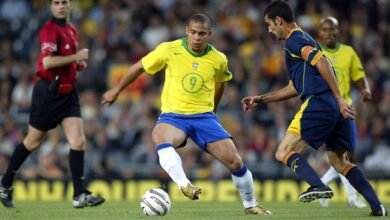 Ronaldo y Pep Guardiola en un Catalunya-Brasil jugado en 2004 en el Camp Nou