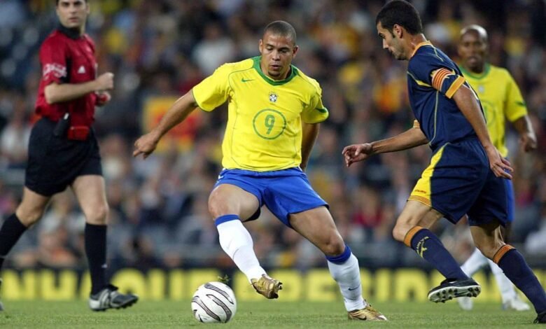 Ronaldo y Pep Guardiola en un Catalunya-Brasil jugado en 2004 en el Camp Nou