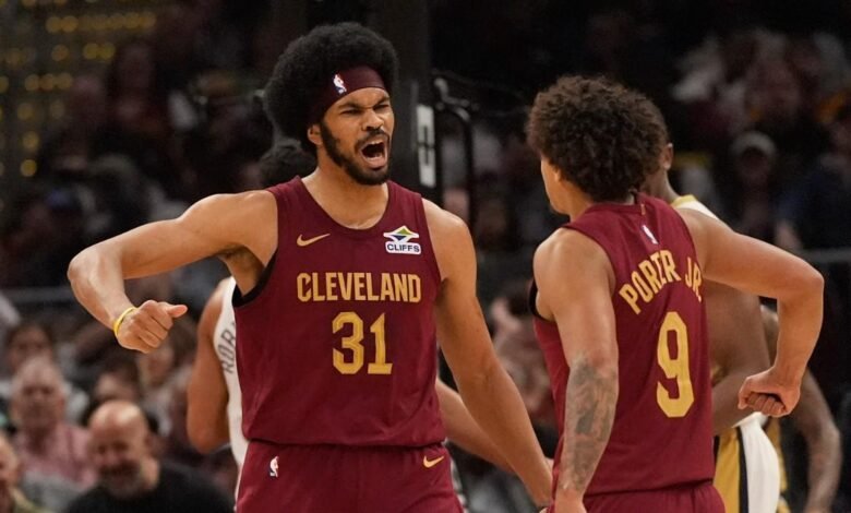 Jarrett Allen celebra una canasta ante Pelicans