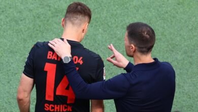 Xabi Alonso dando instrucciones a Patrik Schick