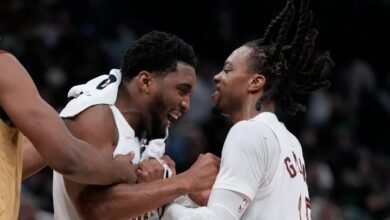 Donovan Mitchell y Darius Garland celebrando con los Cavaliers