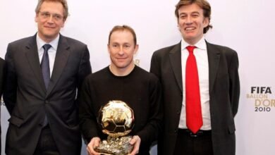 Papin, en una imagen de archivo con el Balón de Oro