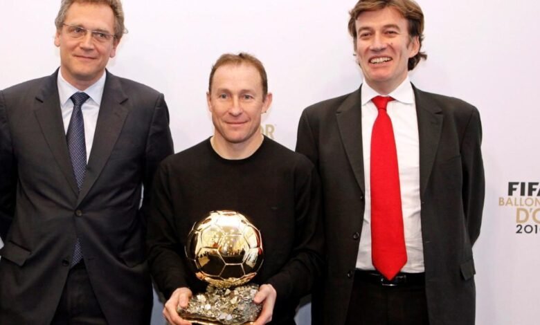 Papin, en una imagen de archivo con el Balón de Oro