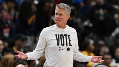 Steve Kerr, durante un partido con los Warriors, luciendo una camiseta animando a la población americana a ir a votar