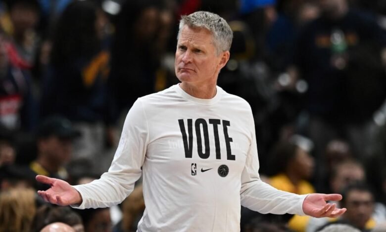 Steve Kerr, durante un partido con los Warriors, luciendo una camiseta animando a la población americana a ir a votar