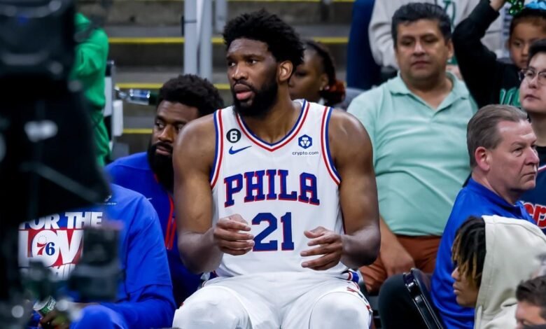 Joel Embiid fue sancionado con tres partidos por empujar a un periodista