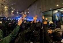 La afición del Porto, indignada en los aledaños de Do Dragao tras la eliminación del Porto en la Copa