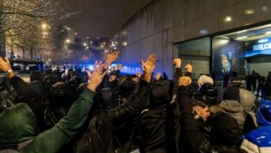 La afición del Porto, indignada en los aledaños de Do Dragao tras la eliminación del Porto en la Copa