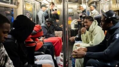 Los jugadores de los Pistons  charlan durante su trayecto en el metro neoyorquino