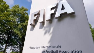 Una fotografía muestra el logo de la FIFA en la sede de la institución en Zúrich