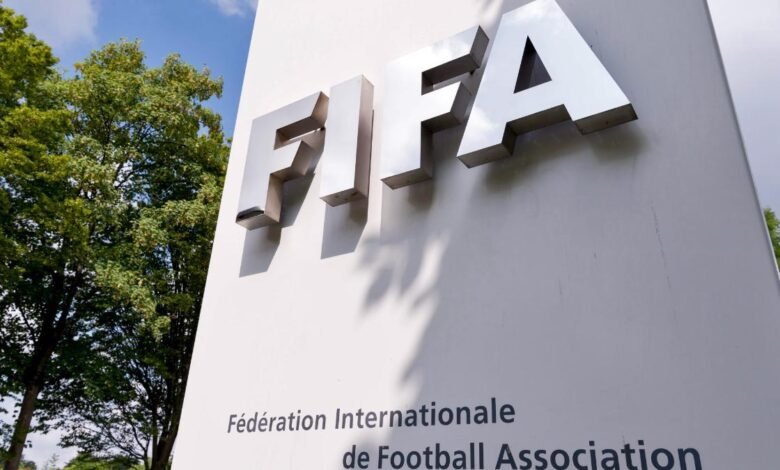 Una fotografía muestra el logo de la FIFA en la sede de la institución en Zúrich