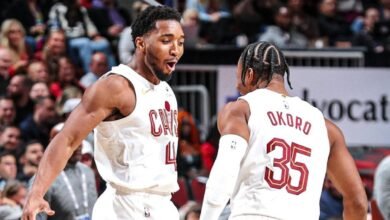 Donovan Mitchell y Okoro, celebrando un punto de los Cavs